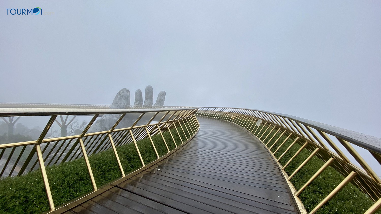 Kiệt tác cây Cầu Vàng trên đỉnh Bà Nà Hills Đà Nẵng - Ảnh 2