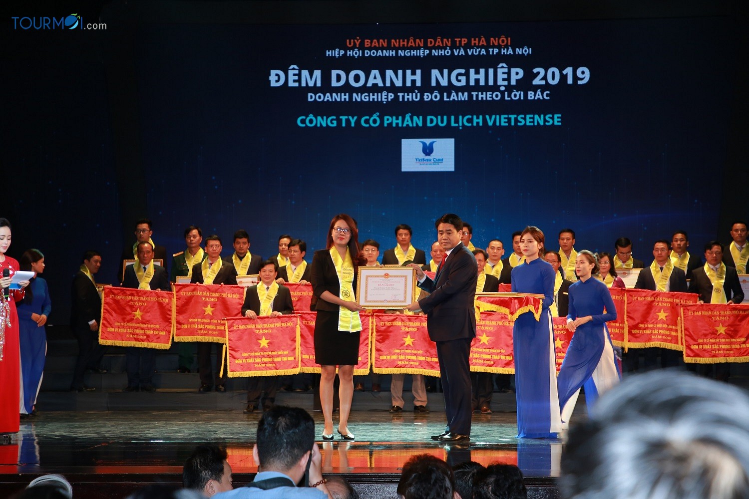 VietSense Travel được Chủ tịch UBND TP Hà Nội Nguyễn Đức Chung tặng Bằng khen - Ảnh 1